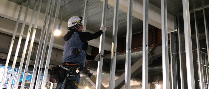 従業員が作業している様子の写真