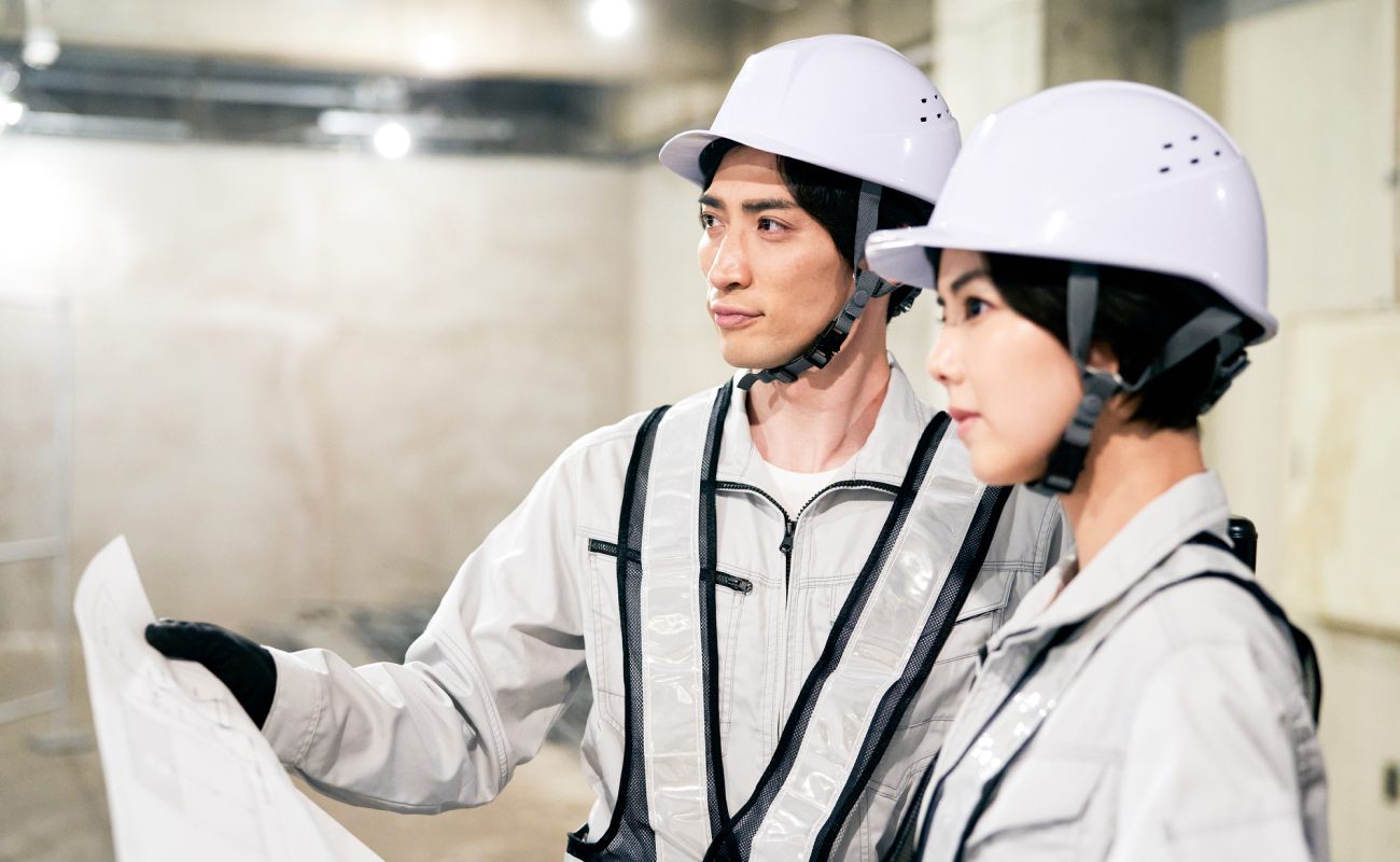 設計図を見て取り組んでいる従業員の様子