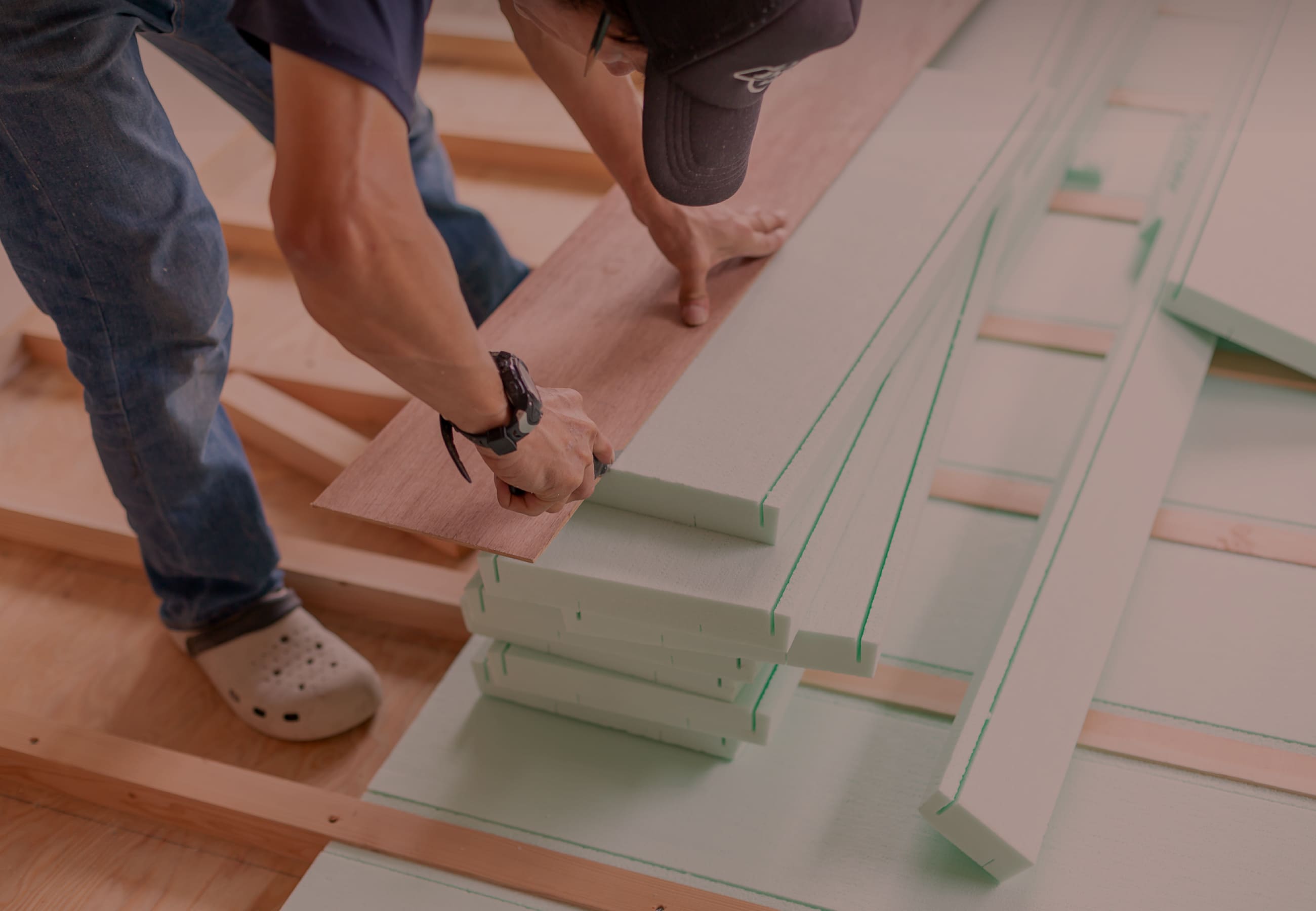 木材を形作っている様子