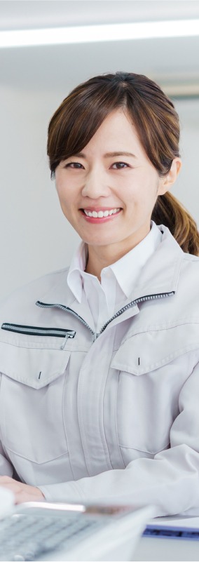 笑顔の女性従業員