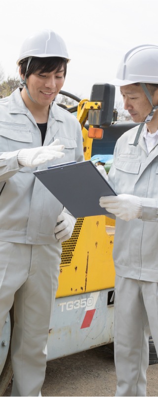 2人の従業員が仕事している様子