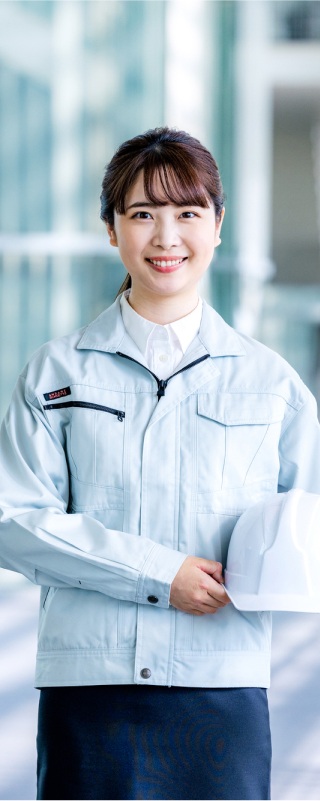 笑顔の女性従業員